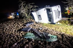 Kamion s řepou se převrátil, řidiče museli hasiči vyprošťovat